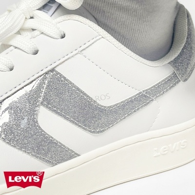 Ténis brancos com detalhes em glitter prateado e marca Levis