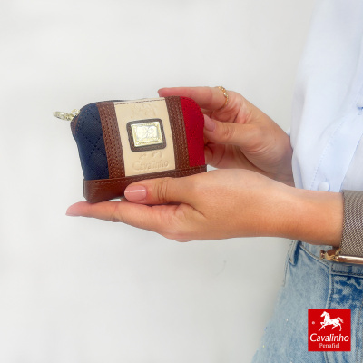 Carteira pequena Cavalinho com padrão azul, vermelho e bege e detalhes castanhos