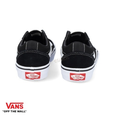 Sapatilhas Vans pretas com sola branca e etiqueta vermelha 