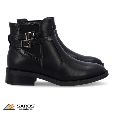 Botas pretas de couro com fivelas e detalhes em textura imitação de pele de crocodilo