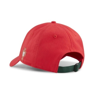 Boné vermelho com fivela de ajuste e bordado dourado lateral