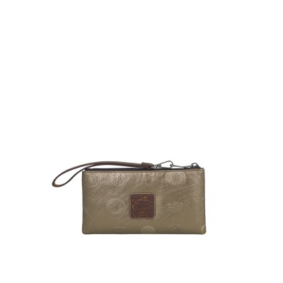 Carteira ou bolsa de mão em couro castanho claro com padrão e alça de pulso.