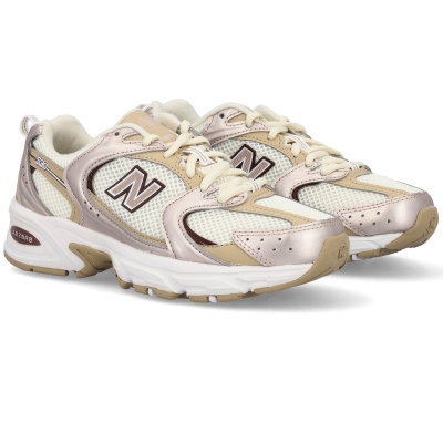 ténis New Balance 530 branco, bege e rosa metálico em fundo branco