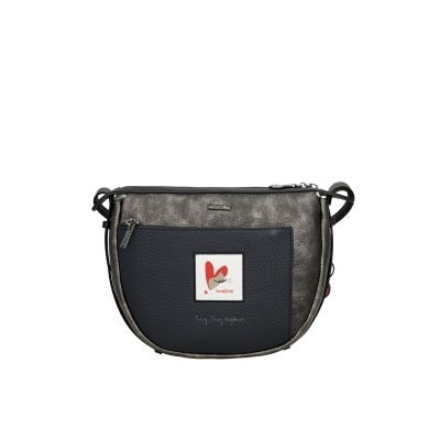 Mala de ombro preta e prateada com bolso frontal e etiqueta decorativa