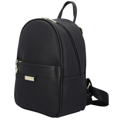 Mochila preta pequena com fechos dourados e bolso frontal