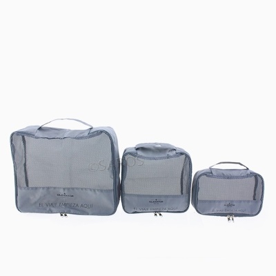 Conjunto de três bolsas de viagem cinza com parte frontal em rede preta e alças superiores