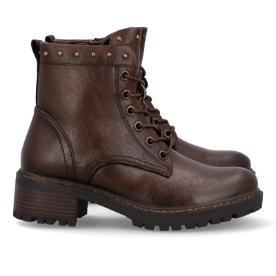 Botas castanhas em pele com atacadores e tachas metálicas.