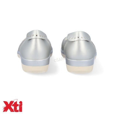 Sapatos prateados com sola branca vistos de trás