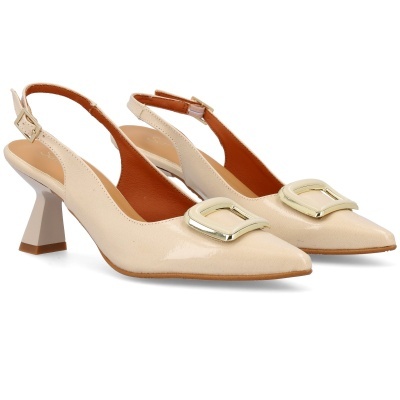 Sapatos de salto médio bege com presilha dourada e tira com fivela