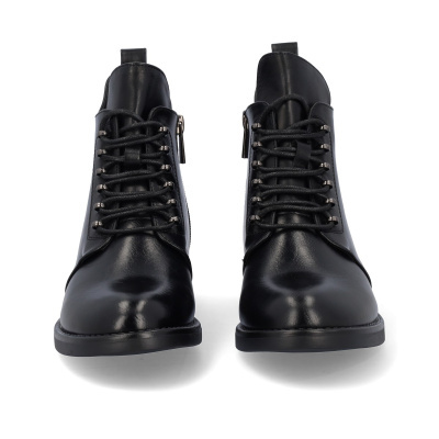 Botins pretos de pele com atacadores e fecho lateral