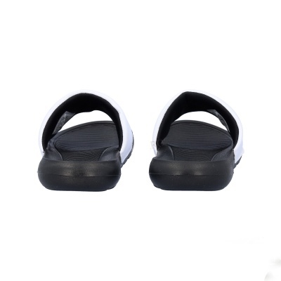 Chinelos desportivos preto e branco vistos por trás