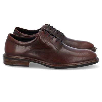 Sapatos derby em pele castanha com atacadores pretos e sola de madeira.