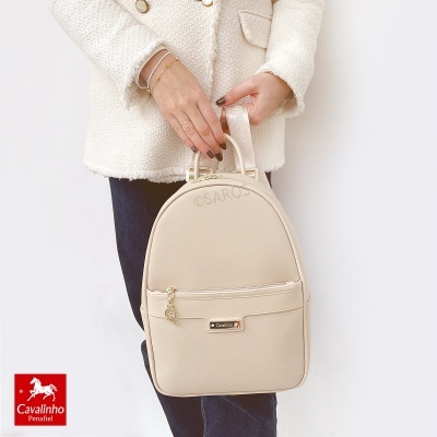 Mochila creme pequena com detalhes dourados e placa da marca Cavalinho