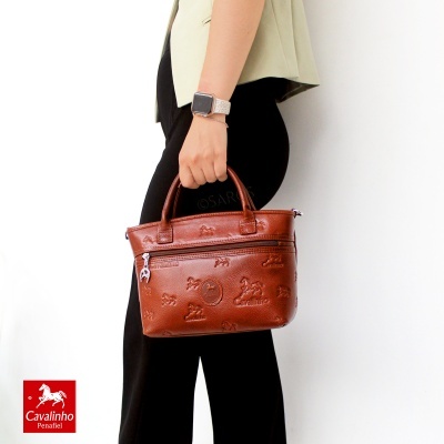 Mala de mão Cavalinho em couro castanho com textura de cavalos em relevo