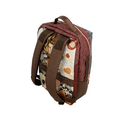 Mochila colorida com tiras castanhas e padrão abstrato