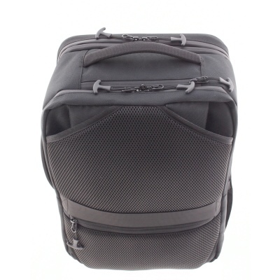 Mochila preta de tecido resistente com textura de malha e múltiplos fechos