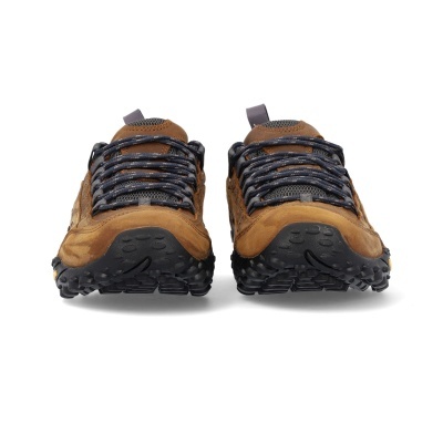 Sapatilhas castanhas com atacadores pretos e cinzentos, sola preta antiderrapante