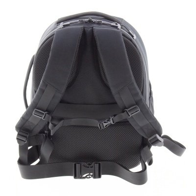 Mochila preta com alças acolchoadas e cintos ajustáveis vista por trás