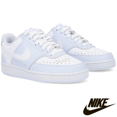 Ténis Nike Air Force 1 branco e azul claro com logo Nike