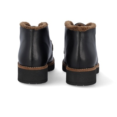 Botas pretas com forro castanho em pelúcia, vistas de trás