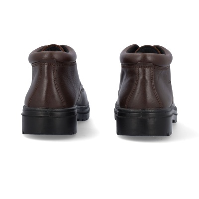 Botas castanhas de couro vista de trás