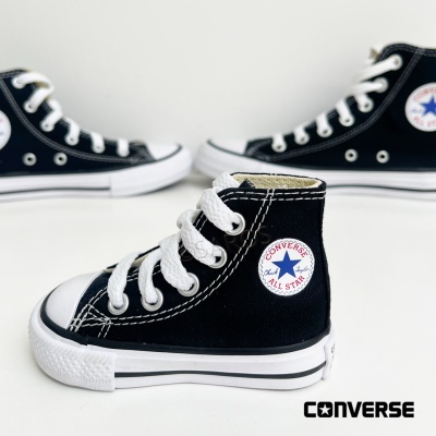 Sapatilhas Converse All Star pretas com sola branca e atacadores brancos, logótipo visível, fundo branco