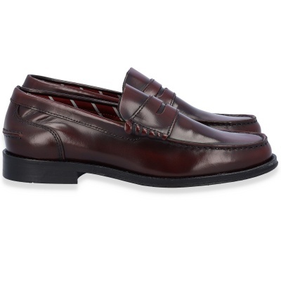 Sapatos mocassim castanhos escuros em couro com sola preta