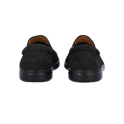 Sapatos pretos de pele vistos de trás