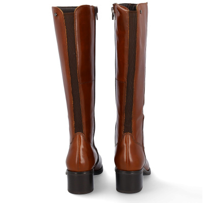 Botas altas de pele marrom com elástico castanho escuro e salto quadrado preto vistas por trás