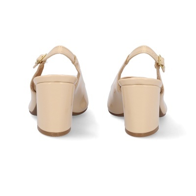 Sapatos de salto alto bege claro vistos de trás