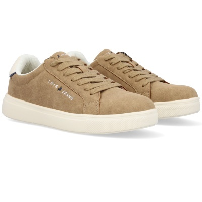 Sapatilhas castanhas claras em camurça com sola branca e texto LOIS JEANS