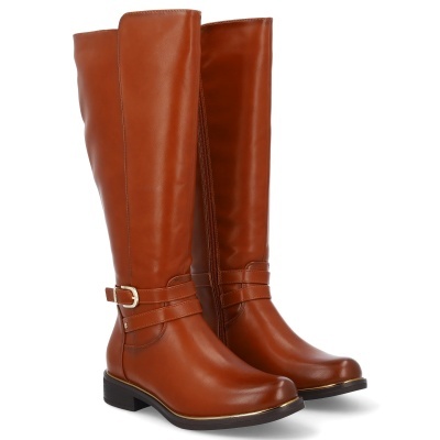 Botas altas de pele castanha com fivela dourada em fundo branco