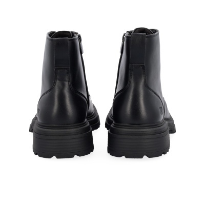 Botins pretos em pele com sola grossa vista traseira
