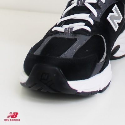 Tênis desportivo New Balance preto com detalhes cinzentos e brancos