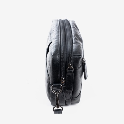 Mala preta de couro sintético com dois fechos de correr vista lateralmente