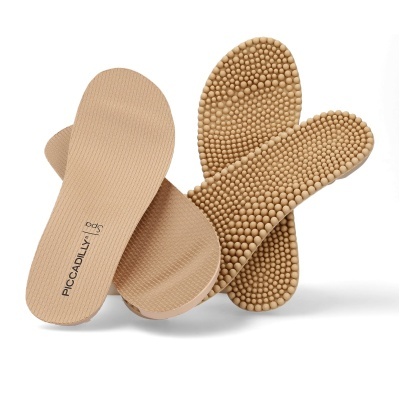 Palmilhas cor bege com textura lisa num lado e bolinhas massageadoras no outro, texto PICCADILLY SPA.