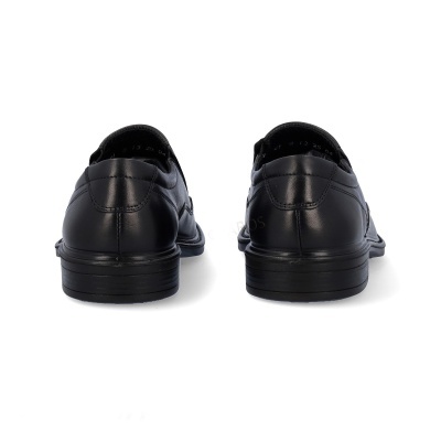 Sapatos pretos de couro vistos de trás