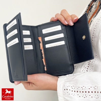 Carteira preta em pele com ranhuras para cartões e fecho metálico