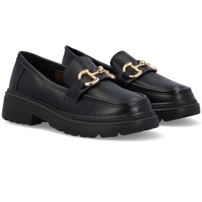 Mocassins pretos de couro com sola grossa e detalhe metálico dourado