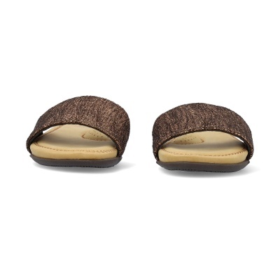 Chinelos castanhos com sola bege em fundo branco