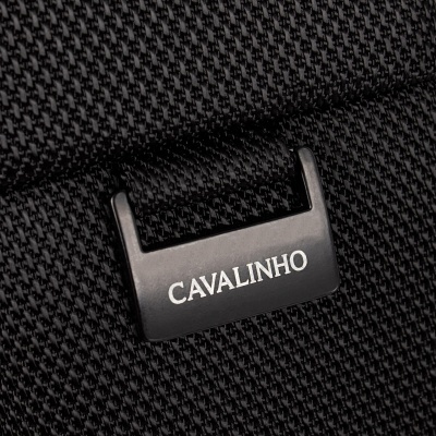 Tecido preto texturizado com peça metálica preta com texto CAVALINHO
