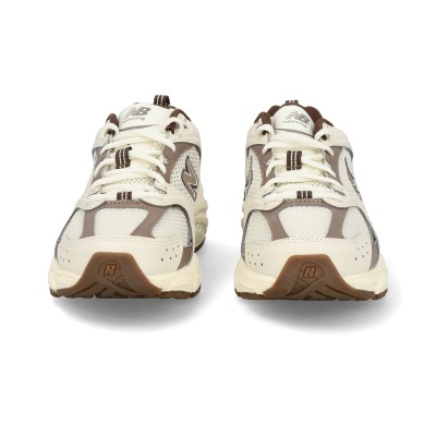 Sapatilhas de corrida New Balance creme e castanho vistas de frente.