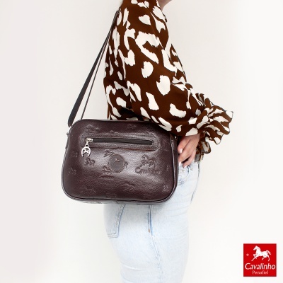 Mala de ombro preta em pele com padrão de cavalos em relevo