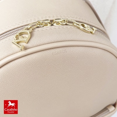 Mala redonda bege com fecho metálico dourado Cavalinho