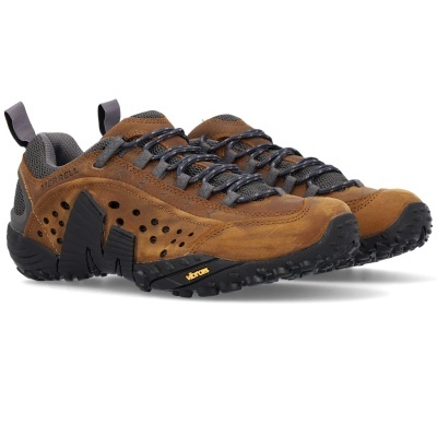 Sapatos de caminhada castanhos com sola preta e detalhes cinzentos