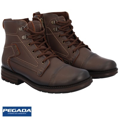 Botas masculinas de couro castanhas com atacadores e solado grosso