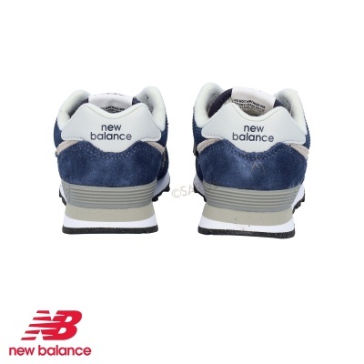 Ténis New Balance azul escuro e branco vistos de trás