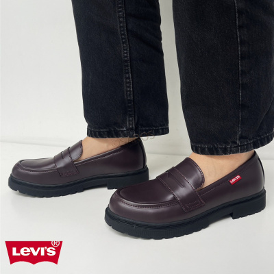 Sapatos mocassim em couro castanho escuro com sola preta e etiqueta vermelha Levis