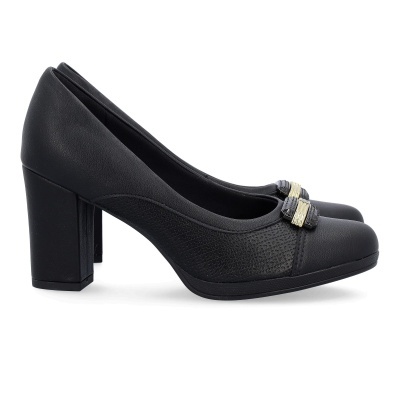 Sapatos de salto alto pretos com detalhe dourado
