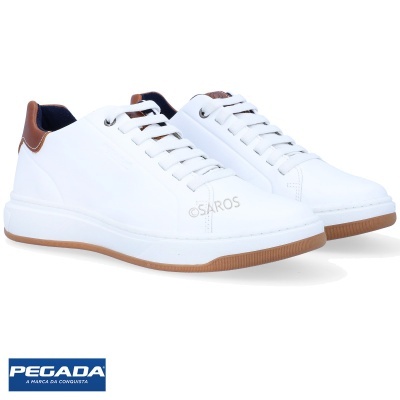 Sapatilhas brancas com detalhes castanhos e logo PEGADA